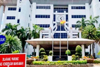 Seorang bekas guru besar mengaku tidak bersalah di Mahkamah Sesyen Shah Alam pada Khamis atas dua pertuduhan pecah amanah melibatkan dana sumbangan lebih RM16,000 antara 2020 dan 2021. Gambar hiasan