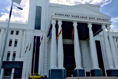 Seorang suri rumah didenda RM10,000 oleh Mahkamah Sesyen Kota Kinabalu pada Khamis selepas mengaku bersalah membuat satu hantaran palsu dan berbaur fitnah terhadap Yang Dipertua Negeri Sabah di laman Facebook, berkaitan kes kematian pelajar Tingkatan Satu Allahyarham Zara Qairina Mahathir, Julai lepas.