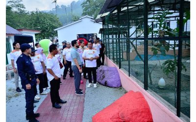 Tengku Amir meluangkan masa melawat kawasan sekitar AKE Resort.