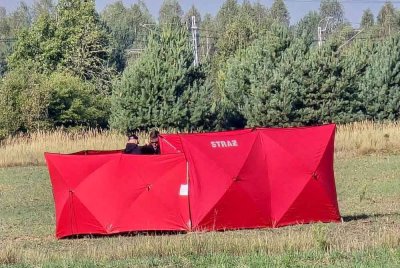 Penyiasat memeriksa lokasi serpihan dron yang ditembak jatuh di Czosnowka berhampiran Biala Podlaska. Foto AFP