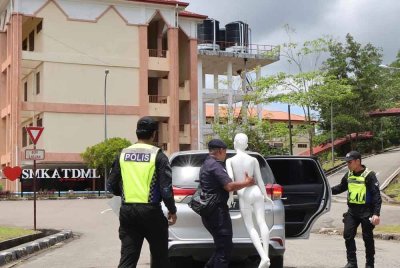 Prosiding inkues bagi menyiasat punca kematian pelajar tingkatan satu Zara Qairina Mahathir yang memasuki hari keenam hari ini bermula dengan pihak-pihak yang terlibat melawat lokasi kejadian di bangunan asrama perempuan Blok Rabiatul Adawiyah Sekolah Menengah Kebangsaan Agama Tun Datu Mustapha, di sini. Foto Bernama