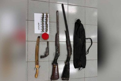 Seorang pekerja ladang ditahan selepas dipercayai memiliki pelbagai senjata dalam serbuan di sebuah rumah kongsi di ladang kelapa sawit di Gua Musang pada Rabu.FOTO: PDRM