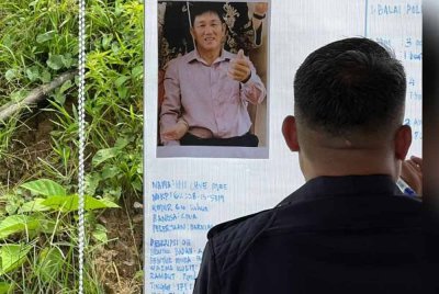 Chye Mee (gambar kecil) hilang selepas bot ekspresnya karam akibat berlanggar dengan kapal kargo di Tanjung Kunyit. Foto JBPM Sarawak