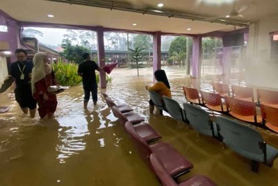 Ruang menunggu di bangunan Lili, HSA yang dinaiki air pada petang Khamis.