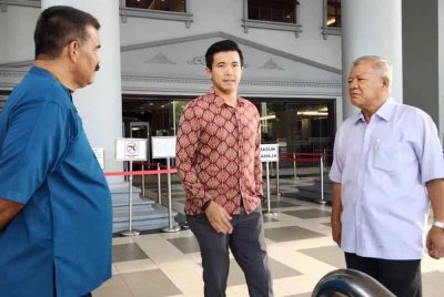 Choo Seong (tengah) hadir bertemu Najib di Kompleks Mahkamah Kuala Lumpur pada Khamis.