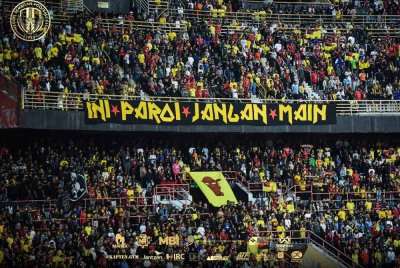 Sebahagian penyokong skuad Rusa yang hadir menyaksikan aksi Negeri Sembilan menentang Kuching City di Stadium Tuanku Abdul Rahman, Paroi, 30 Ogos lalu. Foto: Negeri Sembilan Football Club