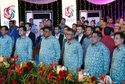 Saifuddin Nasution (tiga, kanan) bersama Ketua Menteri Melaka, Datuk Seri Ab Rauf Yusoh (tiga, kiri), pada Majlis Makan Malam Gala sempena Mesyuarat Menteri-Menteri ASEAN Mengenai Jenayah Rentas Sempadan (AMMTC) ke-19 dan mesyuarat berkaitan, pada Khamis. Foto Bernama