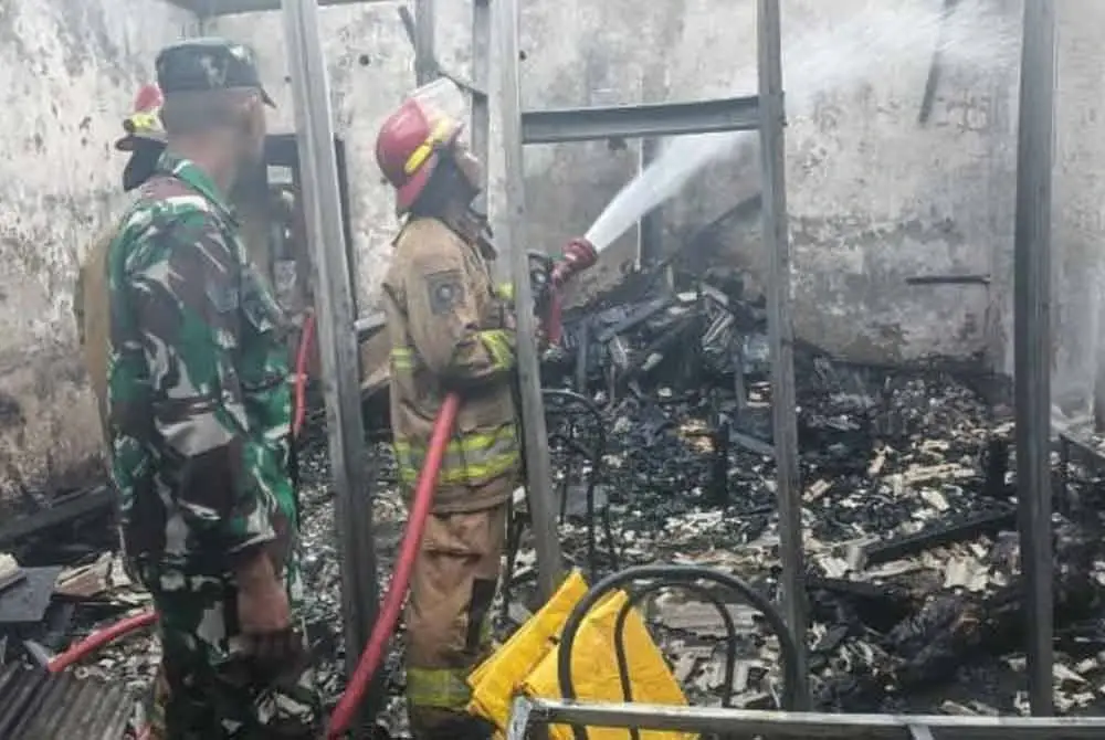 Seluruh kios itu hangus terbakar dalam kejadian tersebut. Foto Agensi
