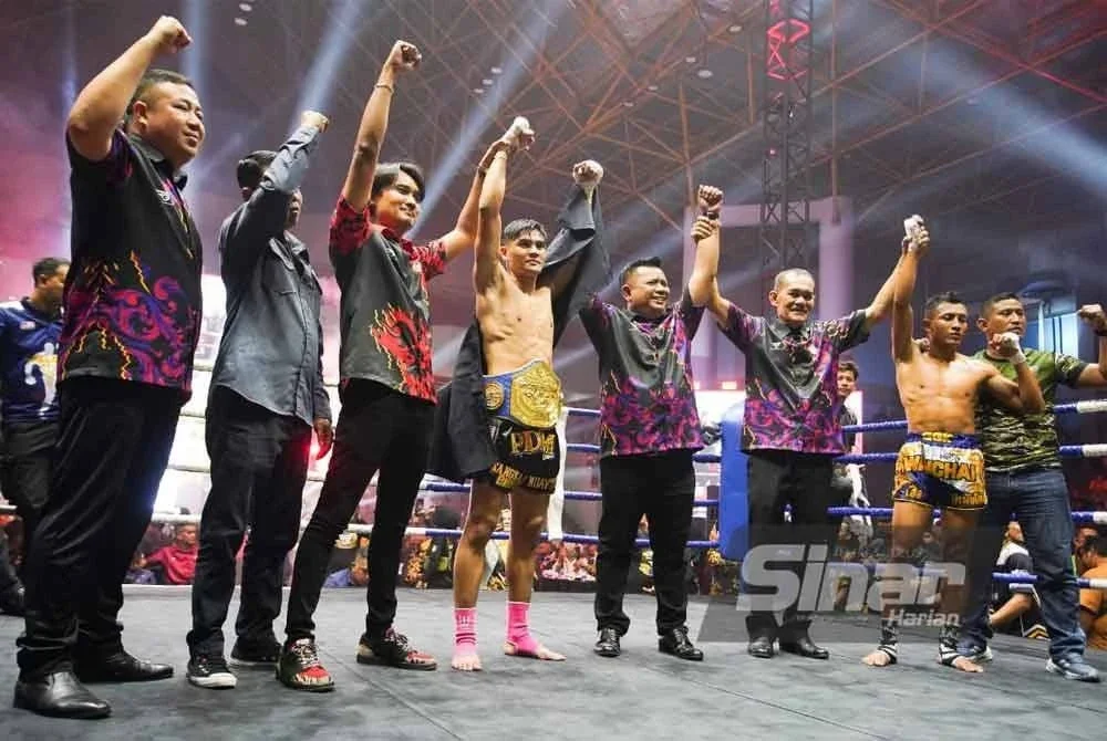 Mazlisham rangkul Tali Pinggang RF3 World. Foto SINAR HARIAN-ROSLI TALIB