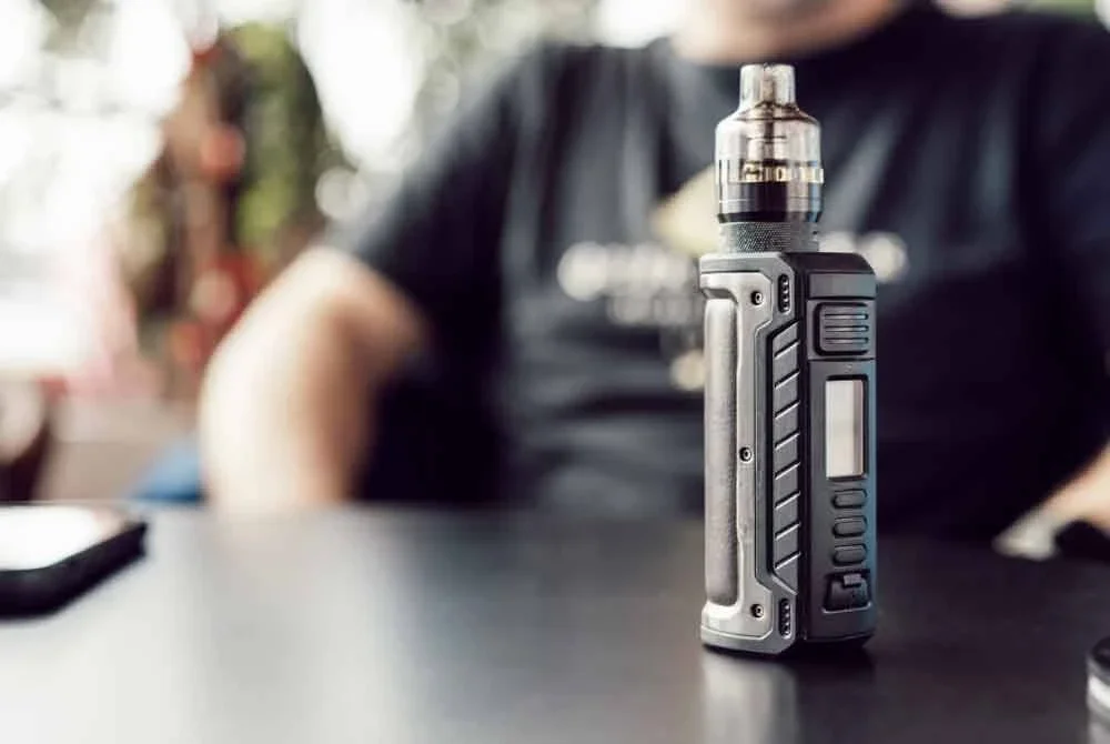 Ibu bapa dan guru mesti memainkan peranan penting mendidik anak-anak tentang bahaya vape. Foto hiasan