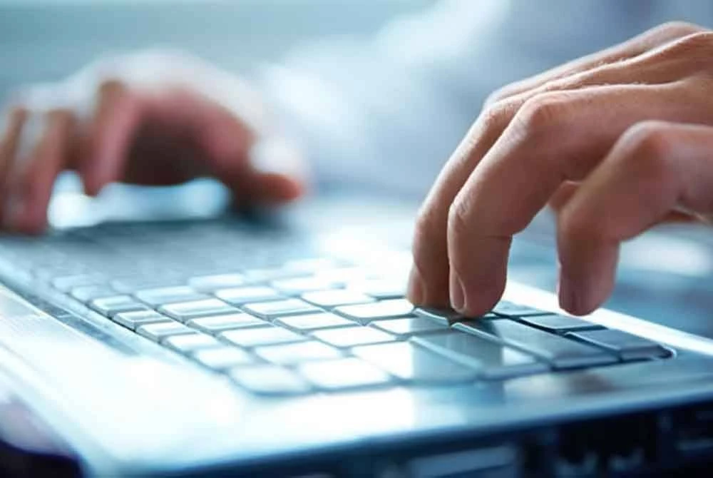 Media sosial mengambil alih peranan kewartawanan profesional, lalu suara media berintegriti semakin tenggelam. Foto hiasan