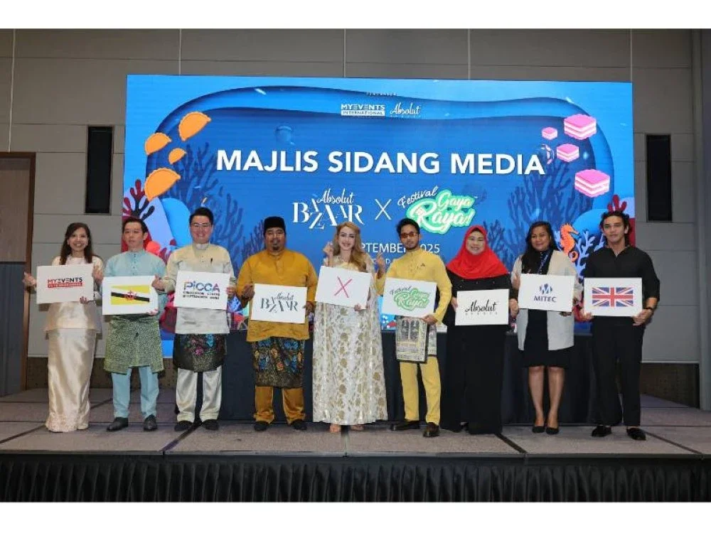 Pengasas Absolut Events & Management, Nur Ali Nadzwan (empat, kanan) dan Sharifah Nadiyah (lima, kiri) ketika sidang media Absolut Bazaar X Festival Gaya Raya (ABxFGR) 2026 pada Khamis.