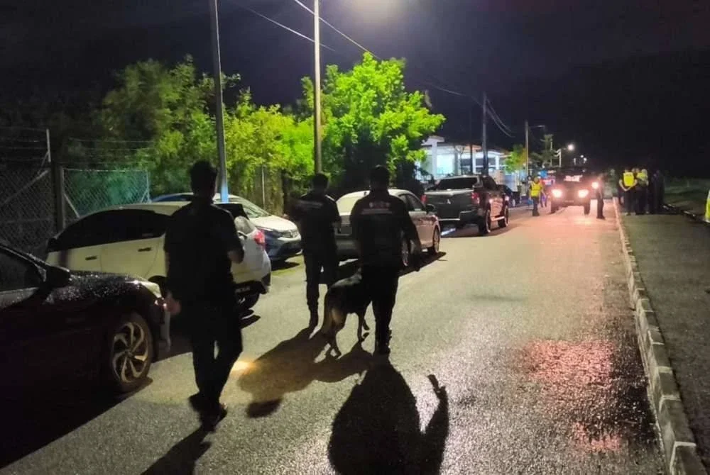 Polis menjalankan siasatan di lokasi kejadian.