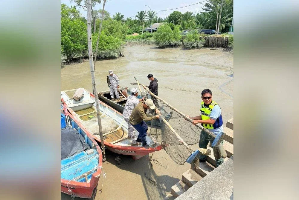 Operasi bersepadu menggempur jeti nelayan di sekitar Sabak Bernam dengan rampasan peralatan menangkap ikan haram. Foto DOF SELANGOR