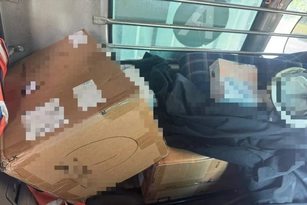 Cecair rokok elektronik yang disembunyikan di bahagian belakang tempat duduk pemandu lori. Foto JKDM Johor