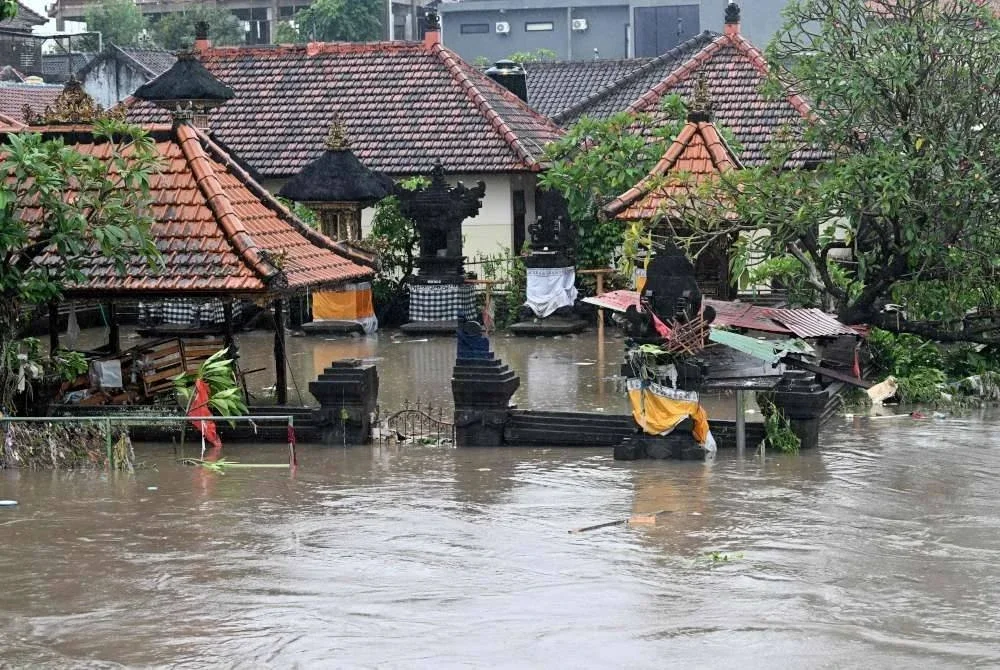 Perdana Menteri mendoakan kekuatan kepada keluarga mangsa yang terkorban dan mereka yang terjejas akibat banjir kilat di Bali. Foto AFP