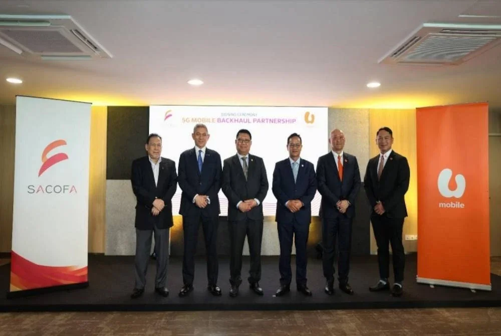 (Dari kiri) Pengarah SACOFA, Datuk Mat Hassan Esa; Pengarah Urusan SACOFA, Datuk Sri Sulaiman Abdul Rahman B Abdul Taib; Menteri Utiliti dan Telekomunikasi Sarawak merangkap Pengerusi SACOFA, Datuk Sri Haji Julaihi Haji Narawi; Timbalan Menteri Utiliti dan Telekomunikasi (Telekomunikasi), Datuk Liwan Lagang; Ketua Pegawai Eksekutif U Mobile, Wong Heang Tuck dan Ketua Pegawai Teknologi, U Mobile, Woon Ooi Yuen