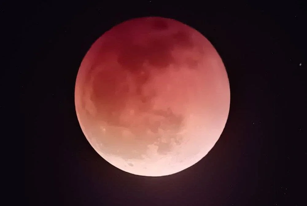 KEADAAN gerhana bulan penuh atau fasa umbra yang jelas dapat dilihat melalui teleskop. 