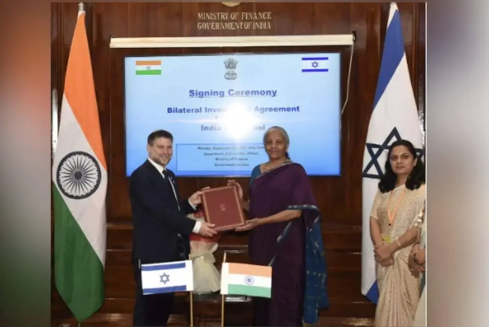 Menteri Kewangan India, Nirmala Sitharaman bersama rakan sejawatnya dari Israel, Bezalel Smotrich menandatangani perjanjian dua hala. (Foto: X/@FinMinIndia).