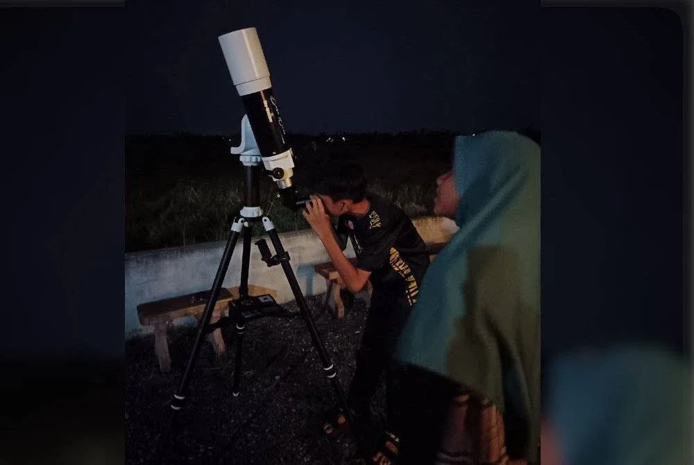 SEBAHAGIAN peserta yang melakukan aktiviti cerapan sempena gerhana bulan penuh.