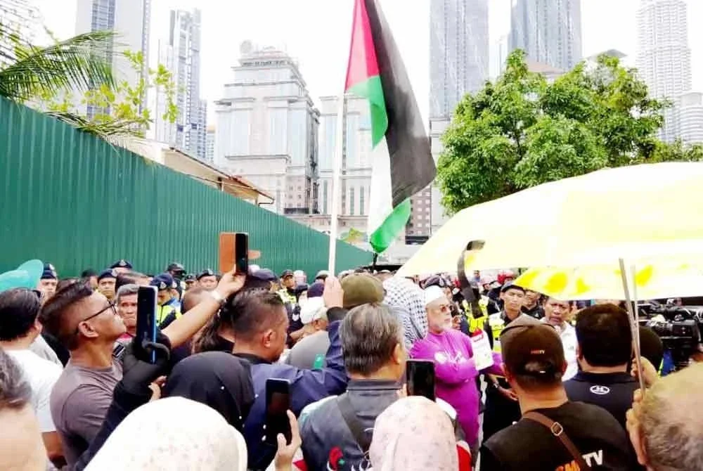Suasana tegang berikutan operasi pengusiran di Kampung Sungai Baru, Kampung Baru pada Khamis.