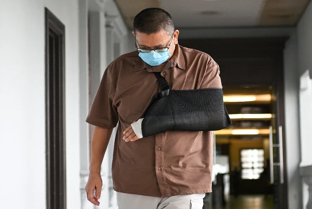 Pegawai imigresen Shamsudin Ishak dihukum penjara lapan tahun dan denda RM150,000 oleh Mahkamah Tinggi di sini hari ini selepas didapati bersalah memalsukan dokumen perjalanan Pas Malaysia My Second Home (MM2H) bagi tujuan penyeludupan migran melibatkan seorang lelaki warga Vanuatu, tiga tahun lalu. Foto Bernama