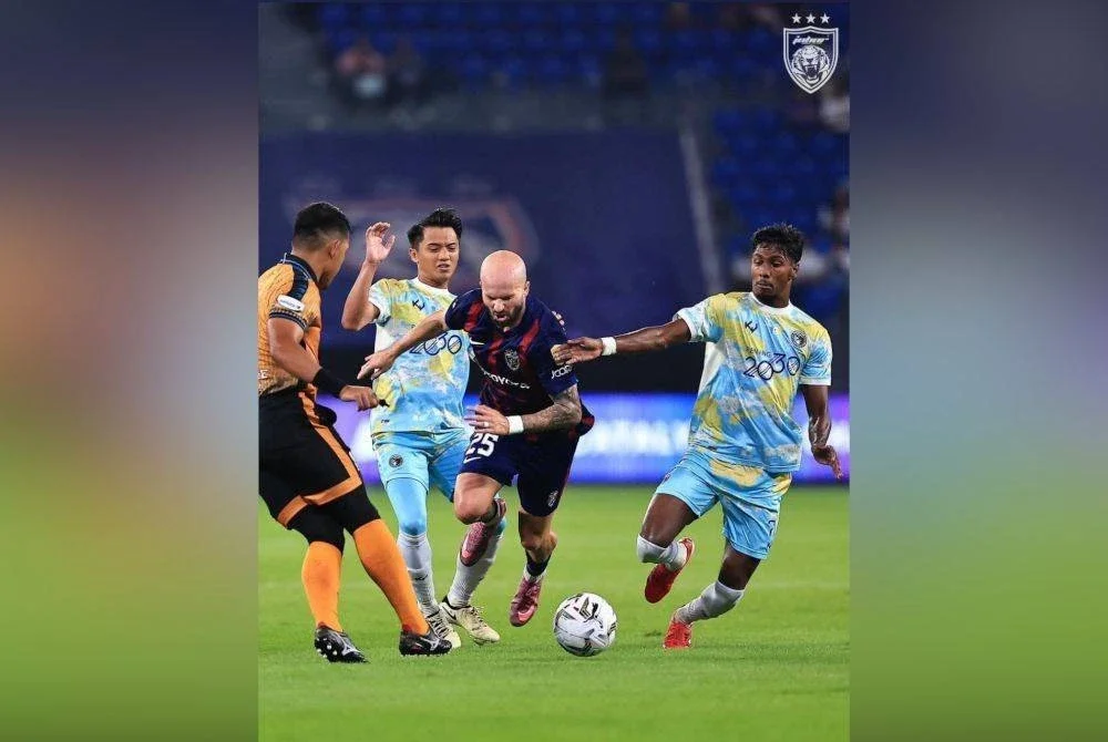 Pemain JDT, Joao Figueiredo. (tengah), mempamerkan aksi mantap di sepanjang perlawanan. Foto Johor Southern Tigers