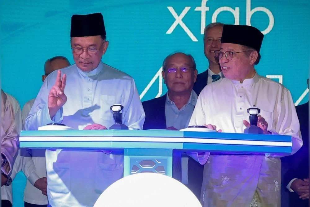 Perdana Menteri, Datuk Seri Anwar Ibrahim (kiri) bersama Premier Sarawak Tan Sri Abang Johari Tun Openg (kanan) melakukan gimik perasmian peluasan fasiliti X-FAB Sarawak di sini hari ini. Foto Bernama