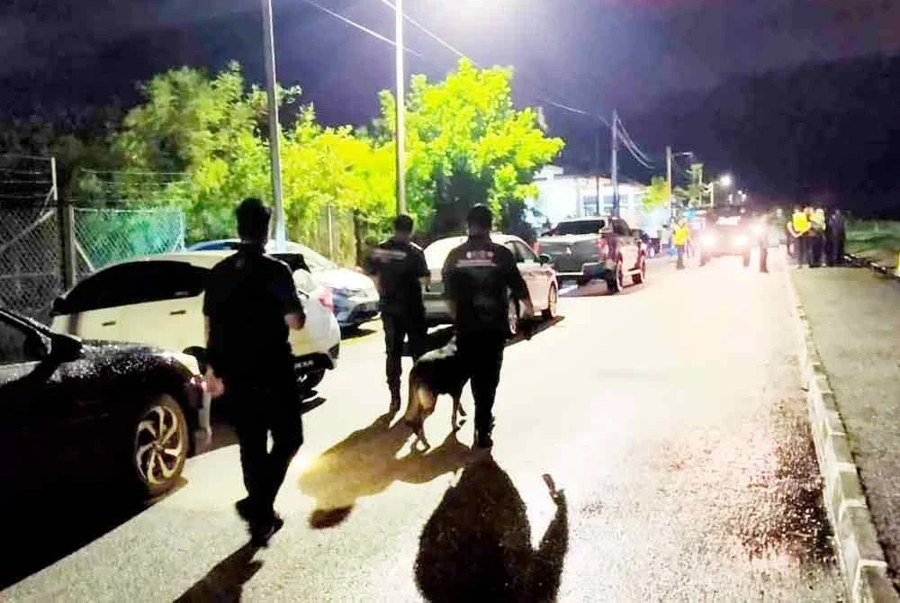 Seorang lelaki dan seorang wanita ditemukan maut dengan kesan tikaman pada bahagian badan dipercayai dibunuh di Taman Nona, Guar Chempedak.