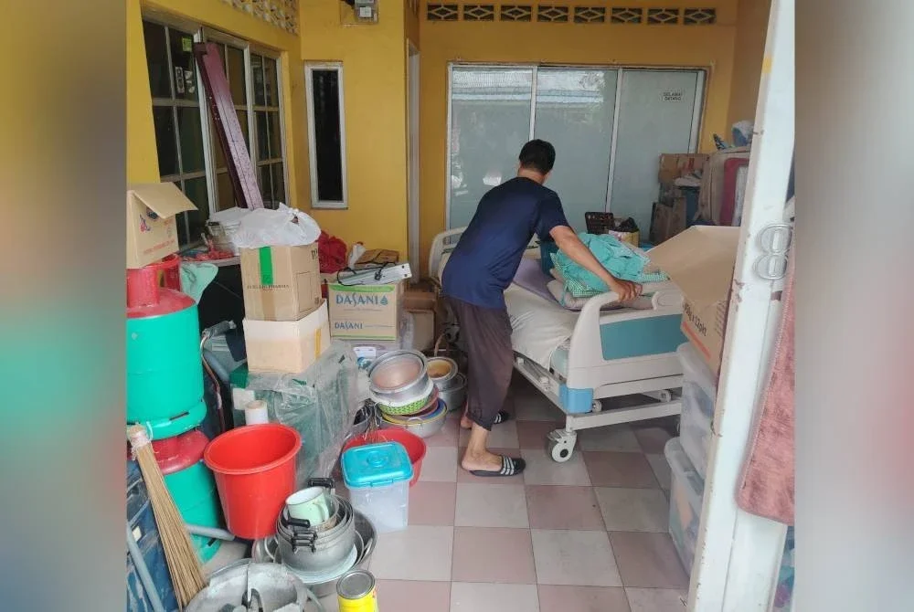 Penduduk Kampung Sungai Baru mengemas barang selepas operasi pengosong kediaman pada Jumaat.