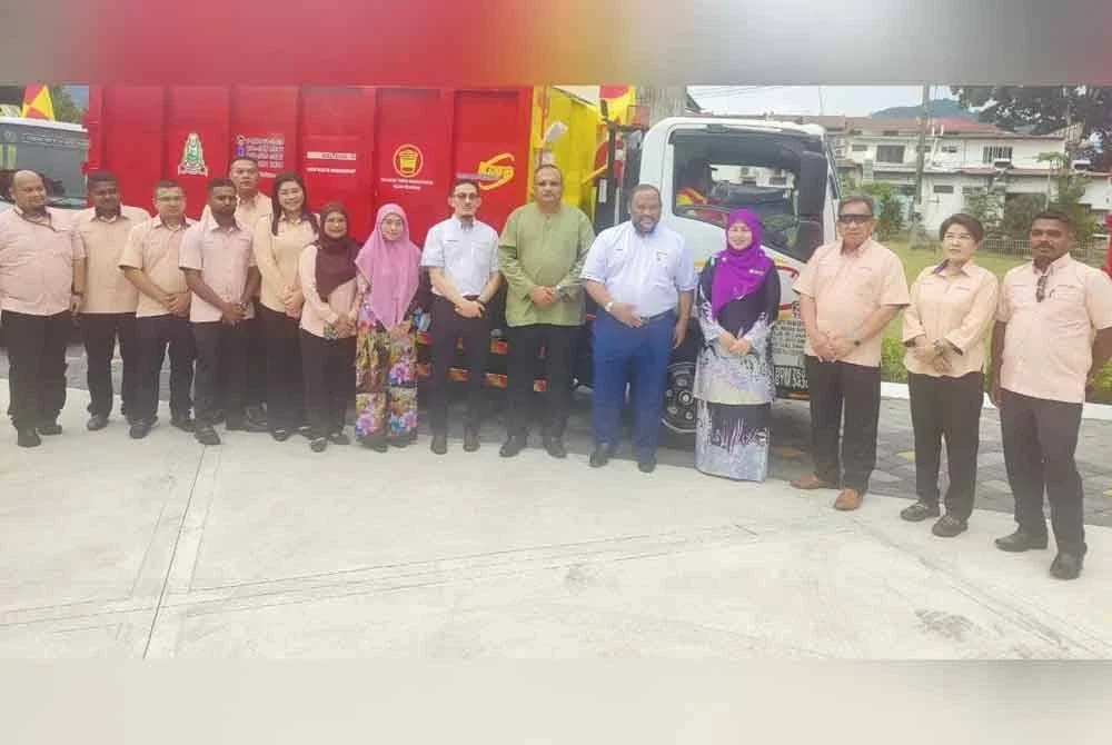 Ramli (lima dari kanan) bergambar bersama Julaihah (empat dari kanan) dan Raja Datuk Muzaffar (tiga dari kanan) semasa Majlis Pelancaran Lori Roro di Dataran Warisan, Kuala Kubu Bharu di sini pada Jumaat.