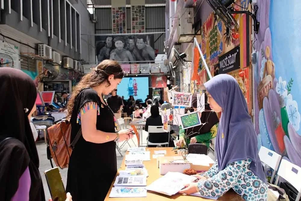 Pasar Bujang Lapok bazar nostalgia berkonsepkan zaman P. Ramlee, menampilkan hasil karya seni dan merchandise eksklusif daripada KL Sketch Nation.