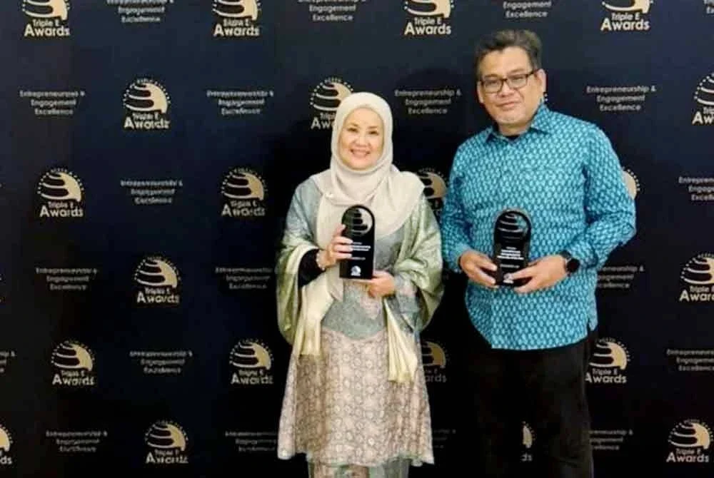 Nik Maheran (kiri) antara penerima anugerah peringkat dunia di Republik Czech. Foto UMK