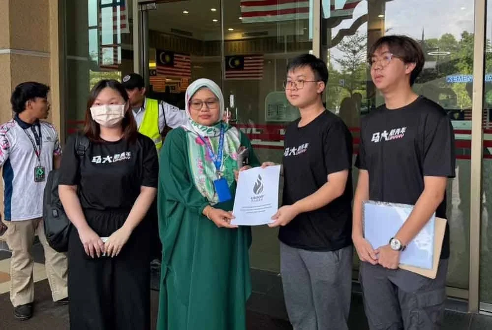 Dari kiri: Bendahari UMANY, Koo Wei Ling; Penolong Pegawai Perhubungan Awam Kanan KPT, Dayang Norakma Shaharuddin; Yi Ze dan Ketua Media UMANY, Wong Pynven ketika menyerahkan aduan kepada kementerian itu di Putrajaya pada Jumaat.