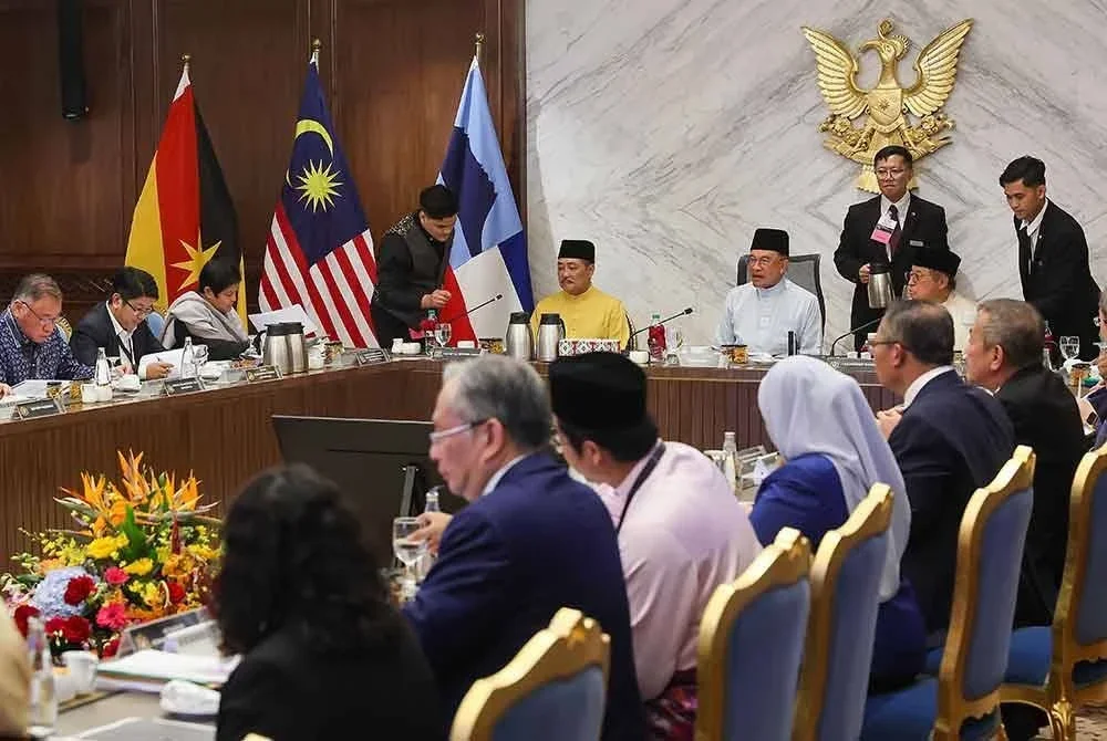 Anwar mempengerusikan Mesyuarat Majlis Tindakan Pelaksanaan Perjanjian Malaysia 1963 (MTPMA63) Bilangan 1 Tahun 2025 di Kompleks Satria Pertiwi, Kuching Sarawak hari ini. FOTO: Bernama