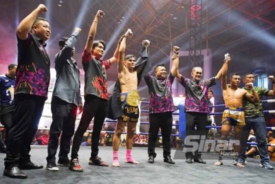 Mazlisham rangkul Tali Pinggang RF3 World. Foto SINAR HARIAN-ROSLI TALIB