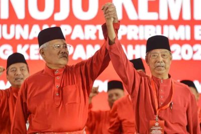 Di sebalik dakwaan menjadi dalang mengumpulkan SD menjatuhkan Muhyiddin, Hamzah (kiri) dikatakan menjadi mangsa permainan licik pihak tertentu.