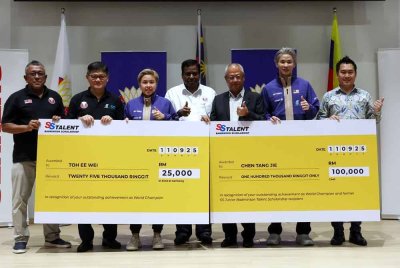 Pengerusi Eksekutif dan Pengarah Urusan Sengheng Lim Kim Heng (tiga, kanan) menyampaikan ganjaran berupa wang tunai kepada Tang Jie (dua, kanan) dan Ee Wei (tiga, kiri) selepas berjaya menjadi juara dunia pada Majlis Ganjaran Khas kepada Juara Dunia di ABM. Foto Bernama