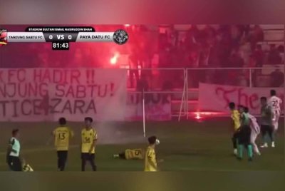 Tangkap layar video tular memaparkan kekecohan yang berlaku ketika perlawanan Liga DUN di Stadium Sultan Ismail Nasiruddin Shah pada Rabu.