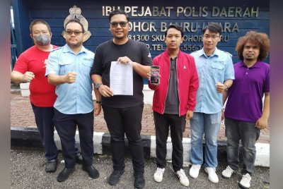 Muhammad Faezuddin (tiga dari kiri) selepas membuat laporan di IPD Johor Bahru Utara pada Jumaat.