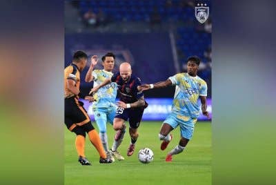Pemain JDT, Joao Figueiredo. (tengah), mempamerkan aksi mantap di sepanjang perlawanan. Foto Johor Southern Tigers