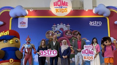 Euan (empat dari kiri) ketika majlis pelancaran Astro Home of Kids pada Jumaat.