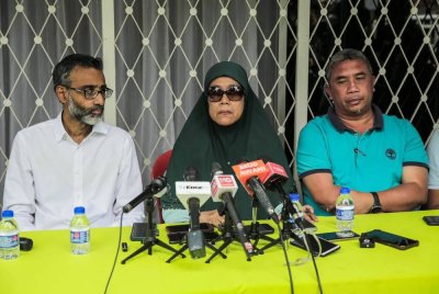 Muzzafar (kanan) dalam sidang akhbar isu Kampung Sungai Baru, Kuala Lumpur pada Jumaat.