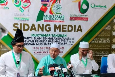 Tuan Ibrahim (tengah) dan Afnan Hamimi (kiri) pada sidang akhbar pada Jumaat.
