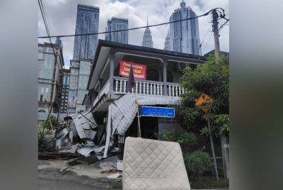 Keadaan rumah di Kampung Sungai Baru selepas operasi pengosongan yang mula dilaksanakan pada Khamis.