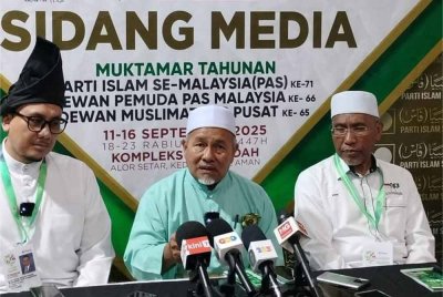 Tuan Ibrahim (tengah) pada sidang akhbar di Kompleks Pas Kedah, Kota Sarang Semut pada Jumaat.