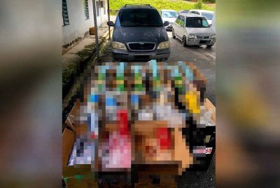 Berdasarkan soal siasat yang dijalankan mendapati OKT mengaku menyimpan dalam milikannya barangan larangan pelbagai jenis rokok. Foto PDRM