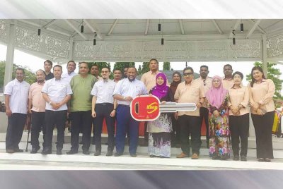 Ramli menyerahkan replika kunci lori RORO kepada Julaihah selepas majlis pelancaran di Dataran Warisan, Kuala Kubu Bharu, Hulu Selangor pada Jumaat.