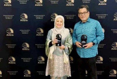 Nik Maheran (kiri) antara penerima anugerah peringkat dunia di Republik Czech. Foto UMK