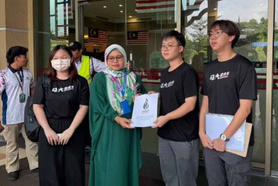 Dari kiri: Bendahari UMANY, Koo Wei Ling; Penolong Pegawai Perhubungan Awam Kanan KPT, Dayang Norakma Shaharuddin; Yi Ze dan Ketua Media UMANY, Wong Pynven ketika menyerahkan aduan kepada kementerian itu di Putrajaya pada Jumaat.